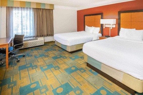 La Quinta Inn & Suites by Wyndham Colorado Springs South Airport image 14