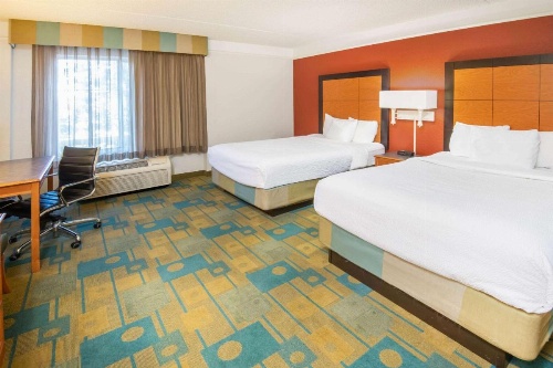 La Quinta Inn & Suites by Wyndham Colorado Springs South Airport image 16