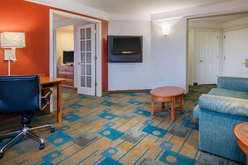 La Quinta Inn & Suites by Wyndham Colorado Springs South Airport image 2