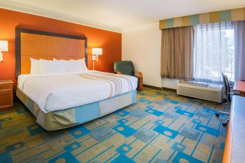 La Quinta Inn & Suites by Wyndham Colorado Springs South Airport image 24