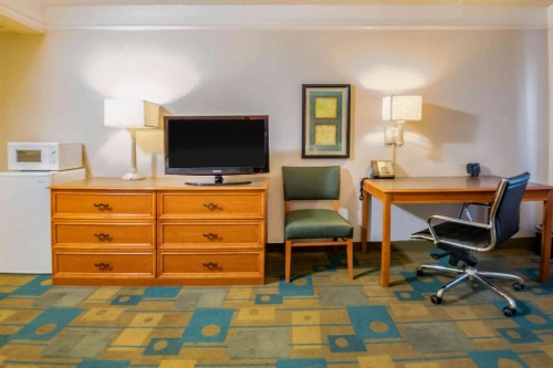 La Quinta Inn & Suites by Wyndham Colorado Springs South Airport image 26