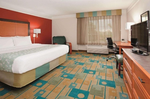 La Quinta Inn & Suites by Wyndham Colorado Springs South Airport image 27