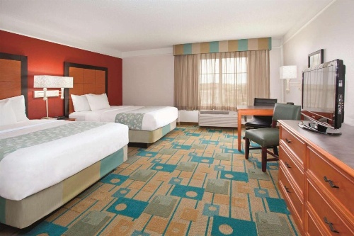 La Quinta Inn & Suites by Wyndham Colorado Springs South Airport image 29