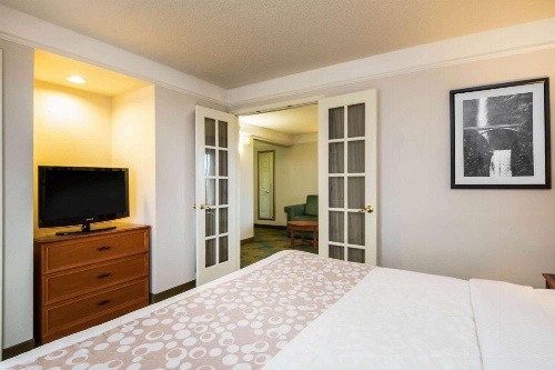 La Quinta Inn & Suites by Wyndham Colorado Springs South Airport image 3