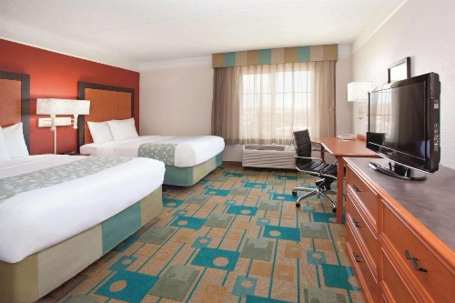 La Quinta Inn & Suites by Wyndham Colorado Springs South Airport image 30