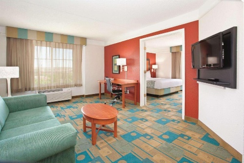 La Quinta Inn & Suites by Wyndham Colorado Springs South Airport image 5