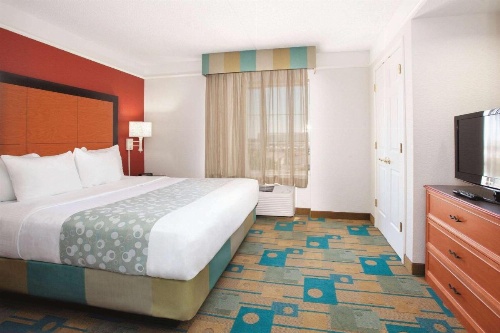 La Quinta Inn & Suites by Wyndham Colorado Springs South Airport image 6