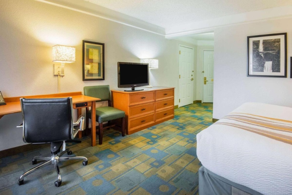 La Quinta Inn & Suites by Wyndham Colorado Springs South Airport